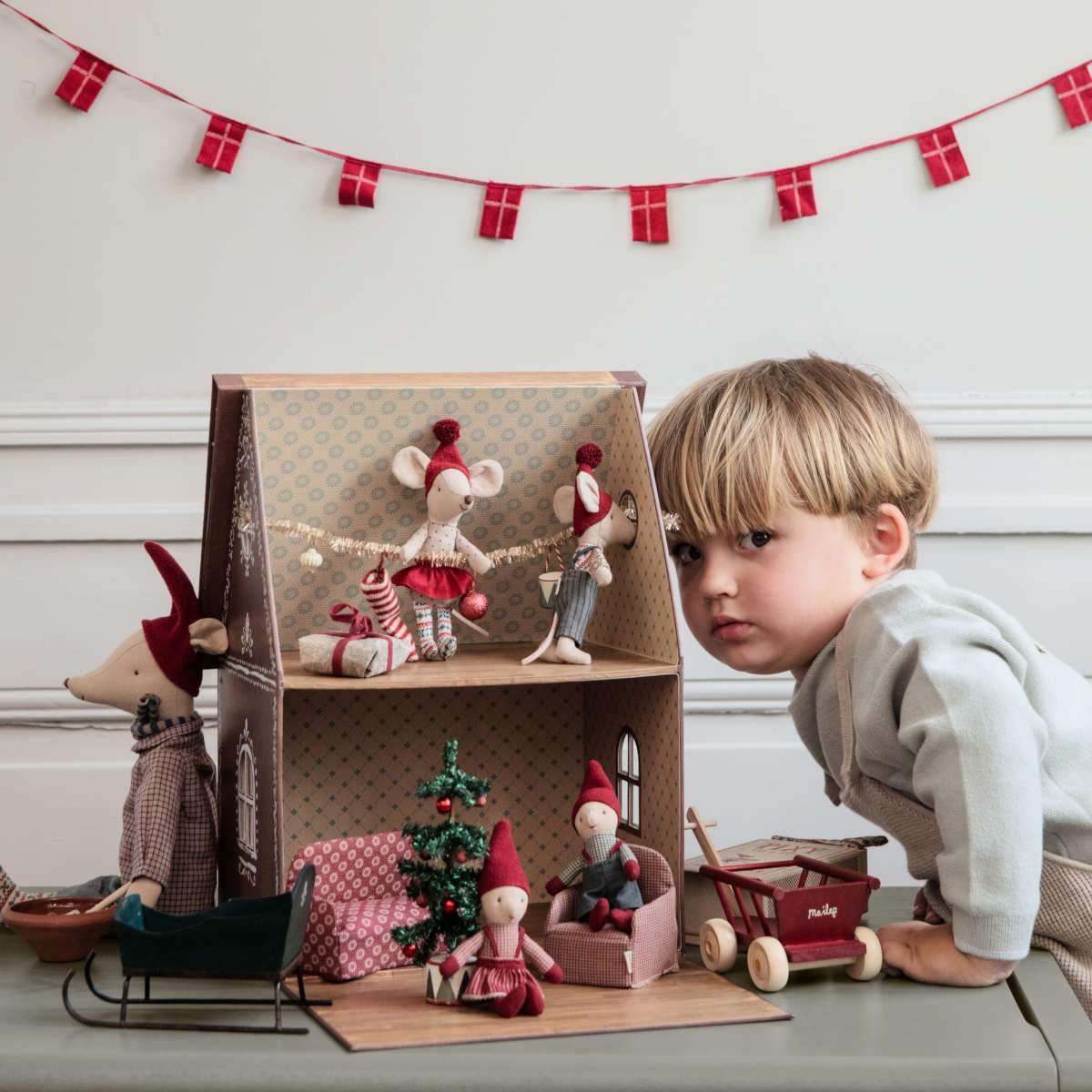 Child playing with Maileg Mouse Sleigh - Green