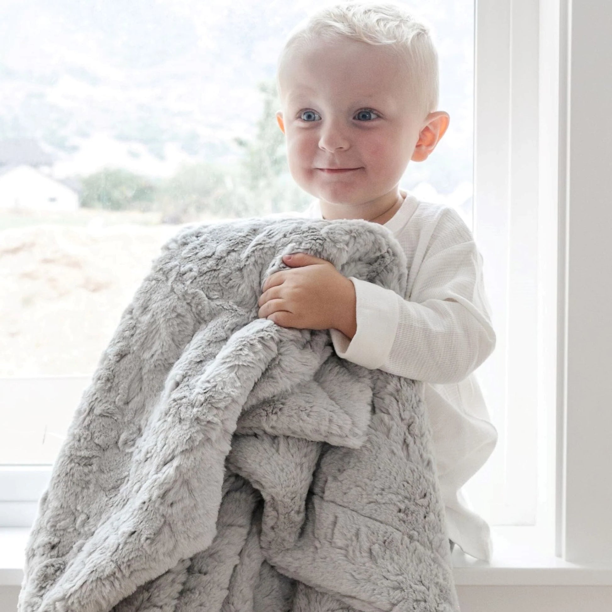 Little Boy with Saranoni Mini Dream Blanket - Pebble