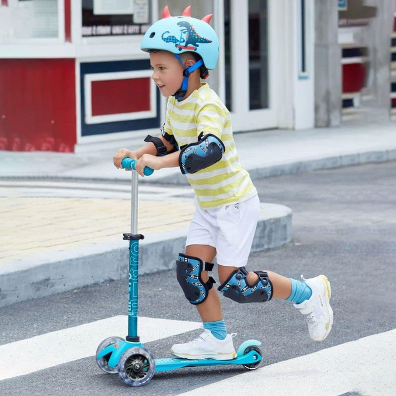 Boy rides Micro Kickboard Micro Kickboard Mini Deluxe LED - Aqua