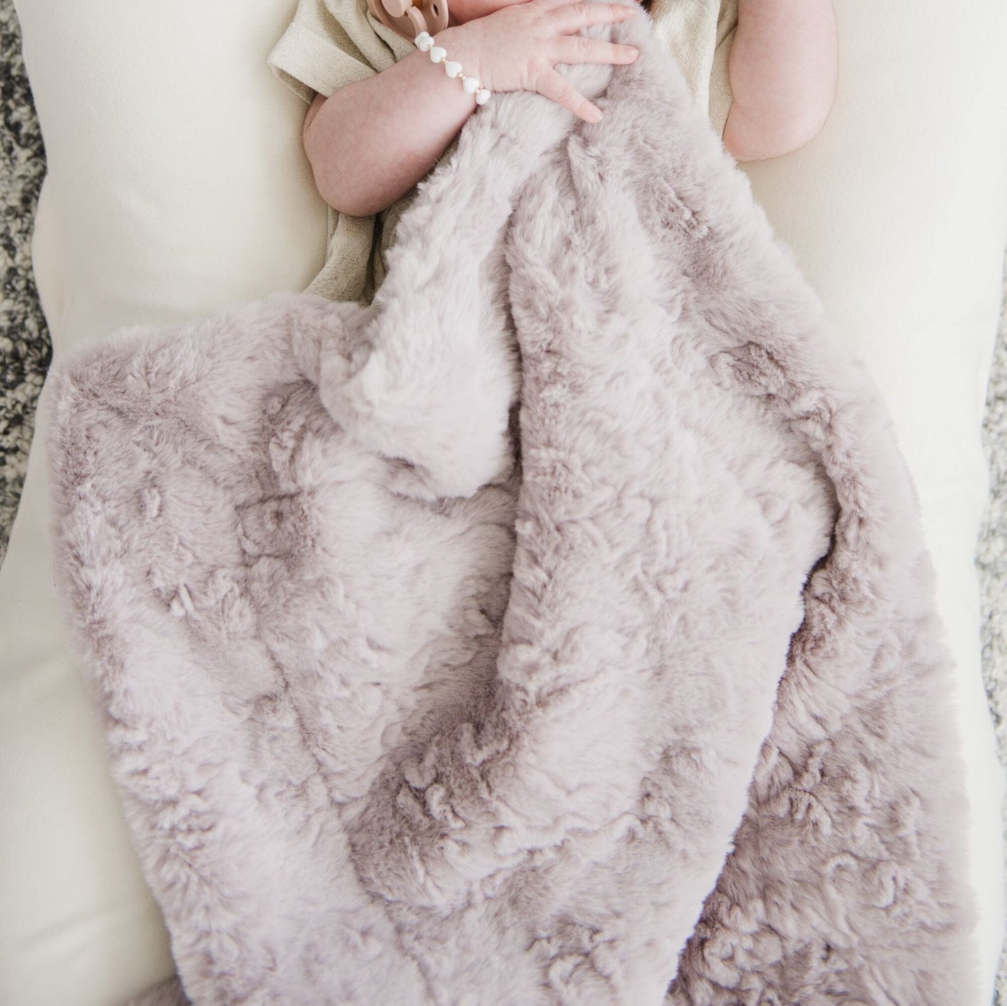 Baby laying with Saranoni Mini Dream Blanket - Lilac