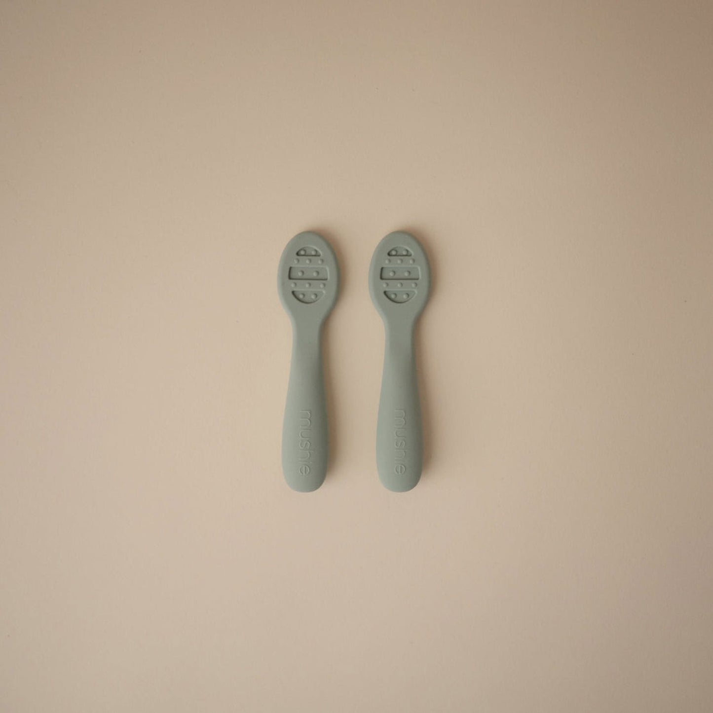 Mushie First Feeding Baby Spoons 2-Pack - Cambridge Blue / Shifting Sand