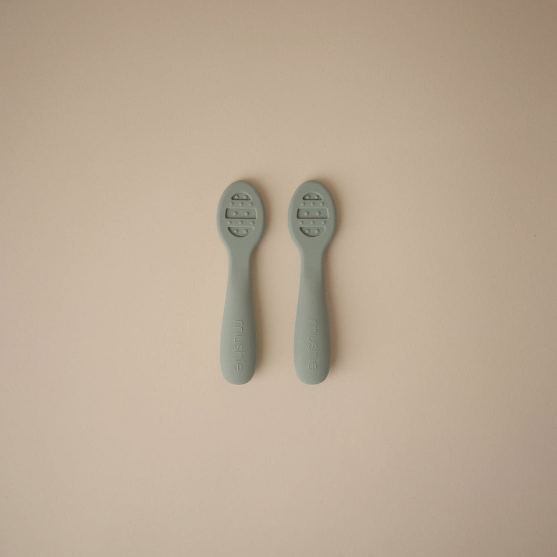 Mushie First Feeding Baby Spoons 2-Pack - Cambridge Blue / Shifting Sand