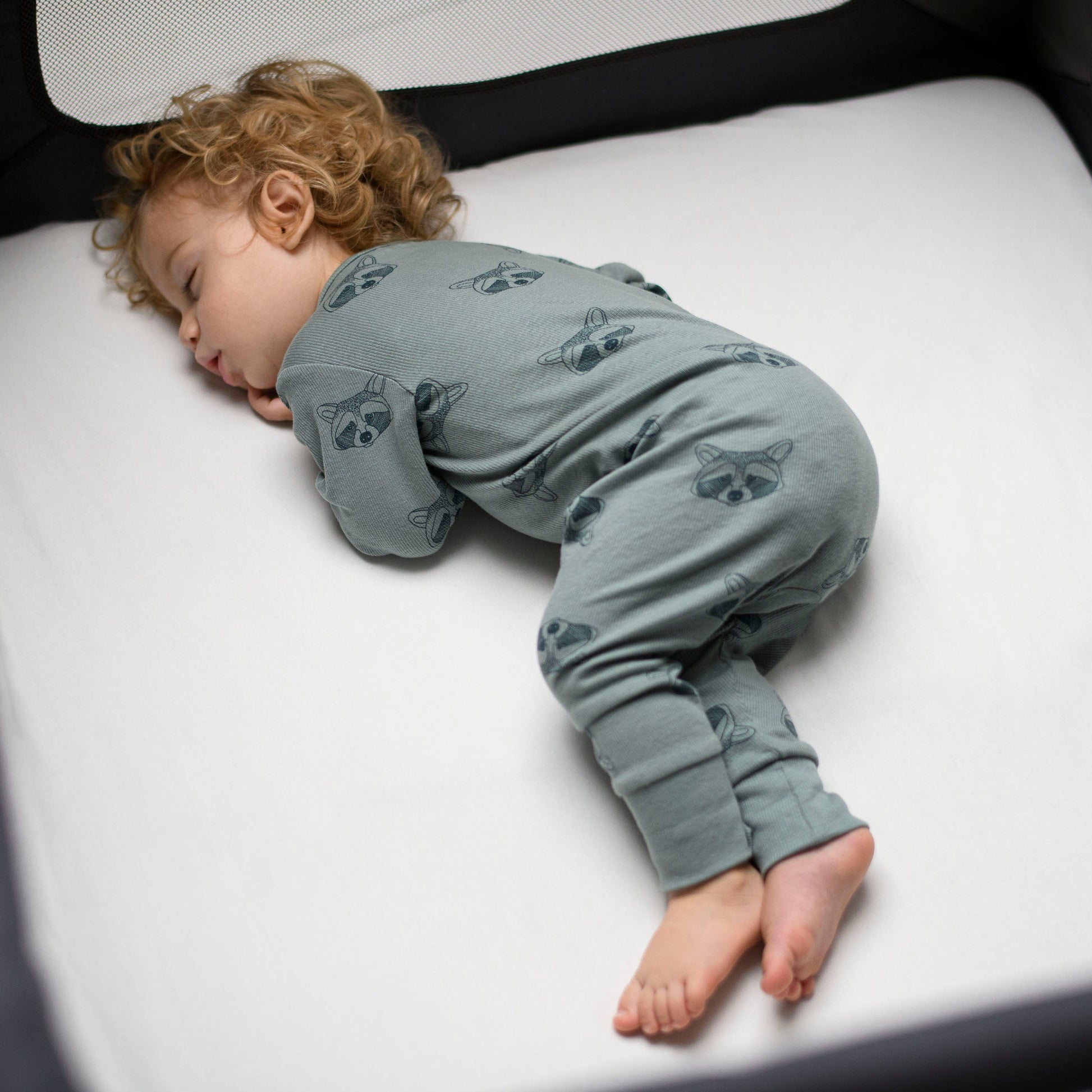 Baby sleeping inside Maxi-Cosi Swift Play Yard - Essential Graphite