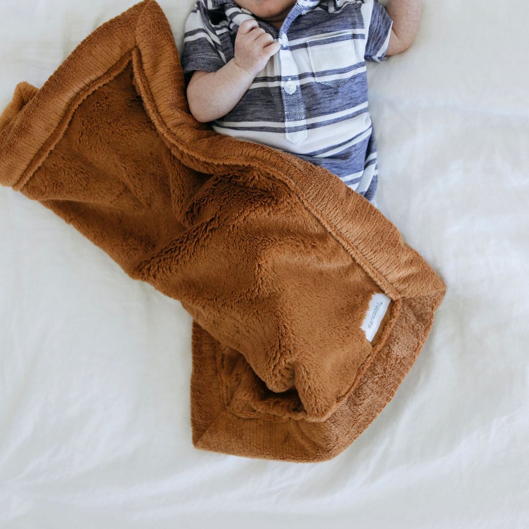 Baby sleeping with Saranoni Mini Lush Blanket - Camel