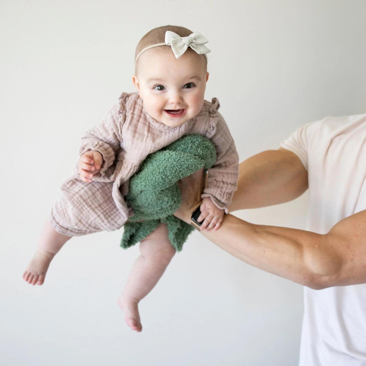 Baby with Saranoni Mini Bamboni Blanket - Olive