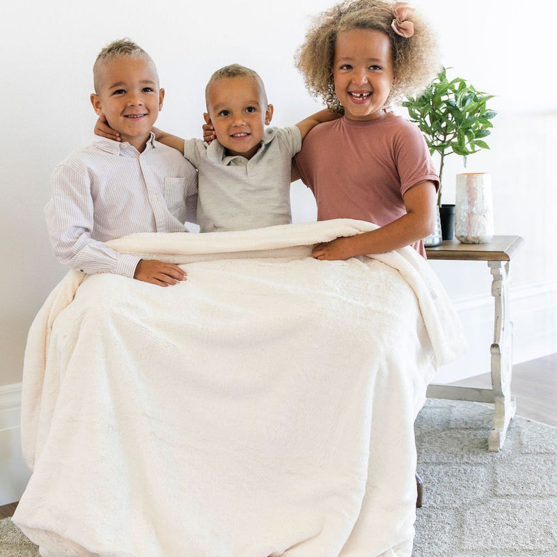 Children sitting with Saranoni Toddler Lush Blanket - Natural